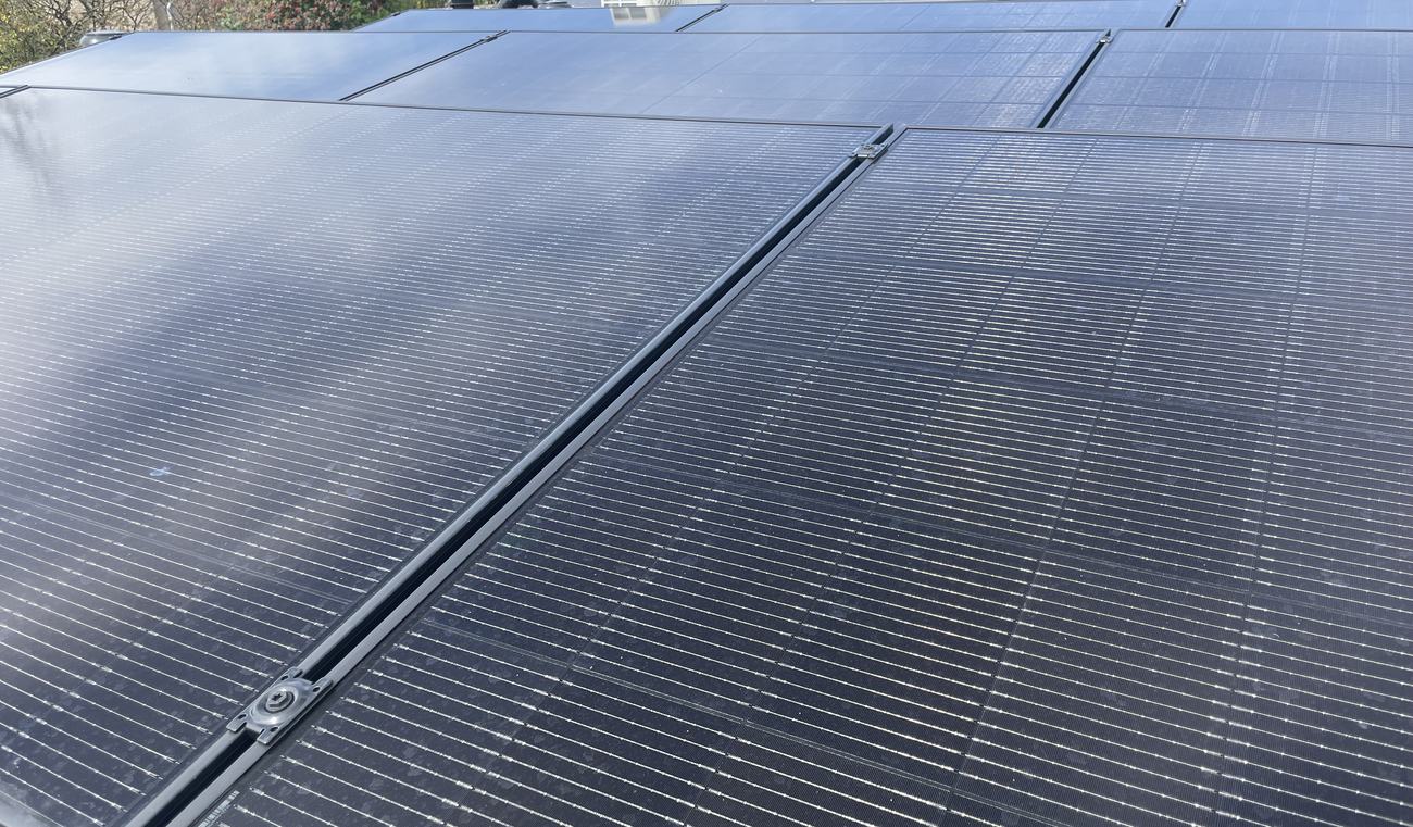 Plat dak vol zonnepanelen