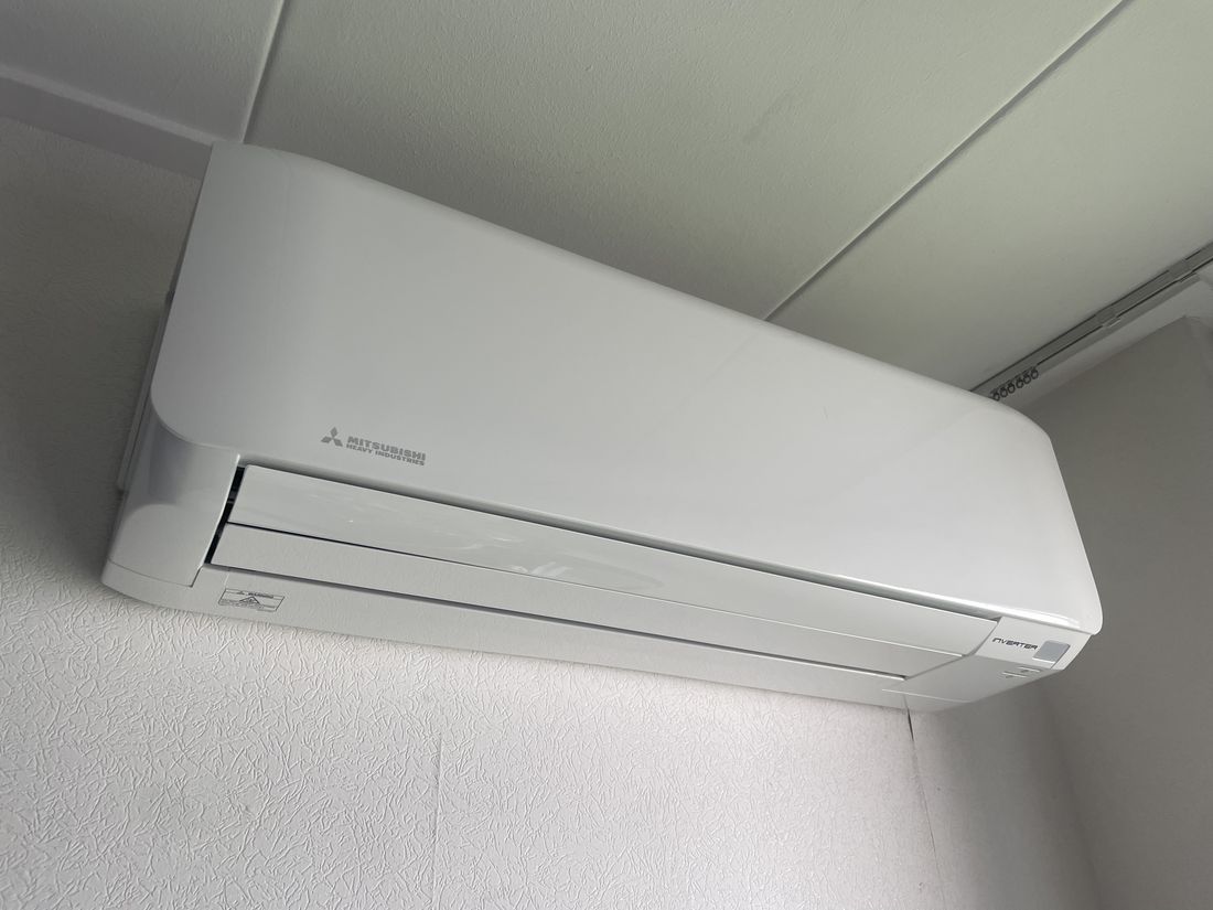 Binnenunit van een airco tegen het plafond